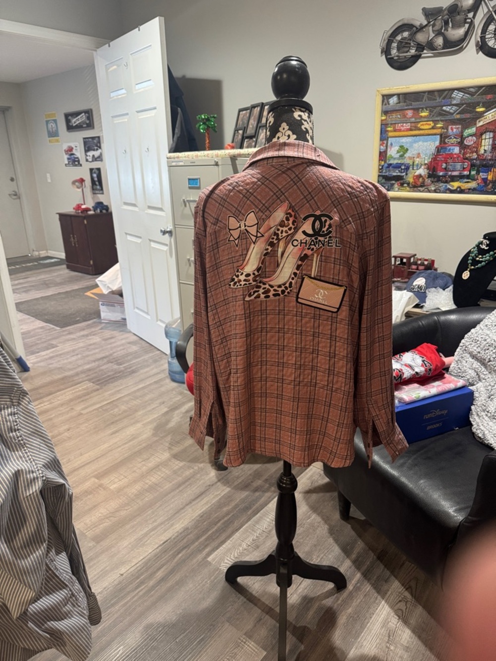 Leopard Print Stiletto Graphic shirt in Mauve and Brown - Picture 2 of 4
